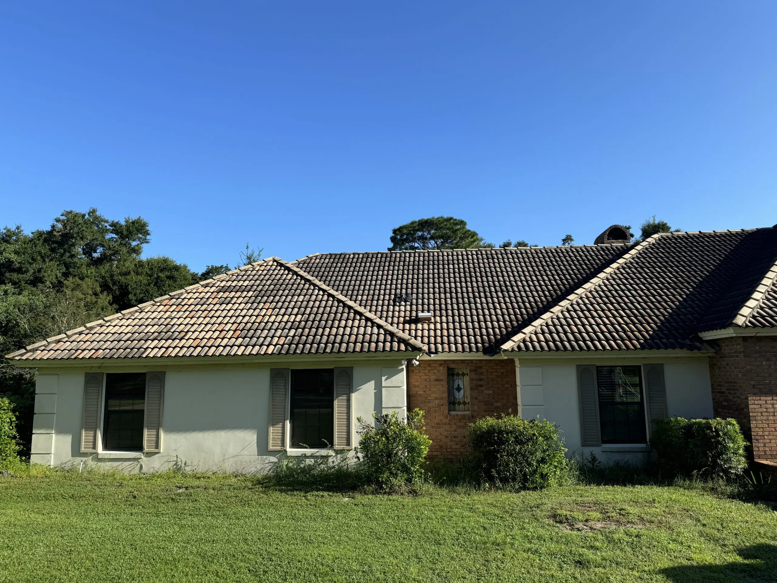 Soft Wash Transformation Unveiled in Sweetwater Club, Wekiva Springs - Before
