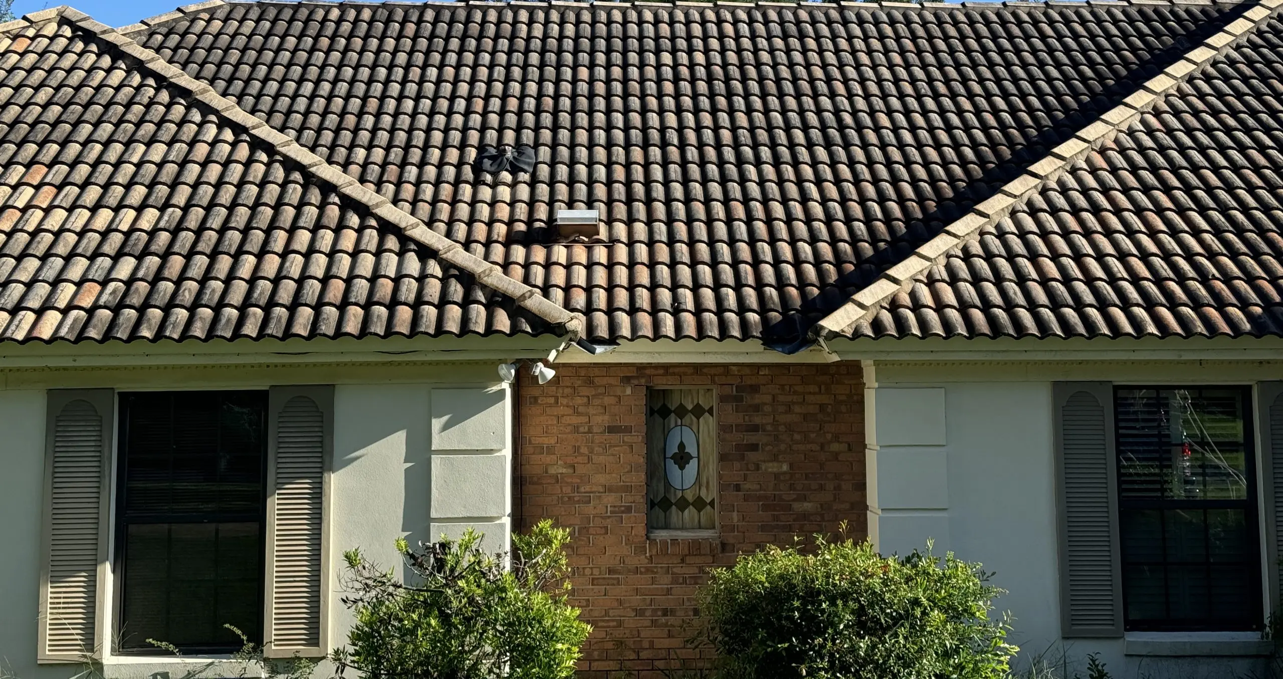 Soft Wash Transformation Unveiled in Sweetwater Club, Wekiva Springs - Before